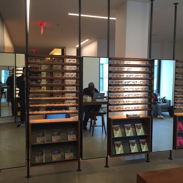 6/8/2016 tarihinde Kien N.ziyaretçi tarafından Warby Parker New York City HQ and Showroom'de çekilen fotoğraf