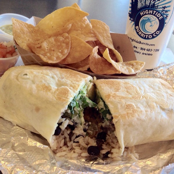 Foto tomada en Hightide Burrito Co.  por Jina S. el 11/21/2014
