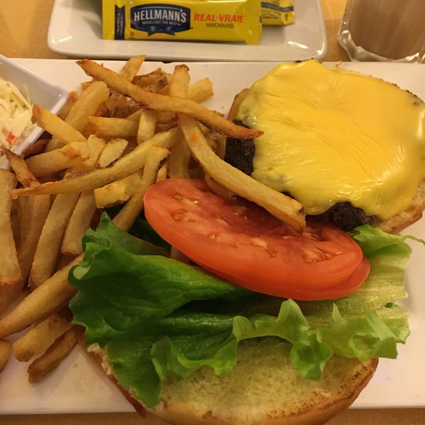 2/18/2016 tarihinde Joanne K.ziyaretçi tarafından Burger Heaven'de çekilen fotoğraf