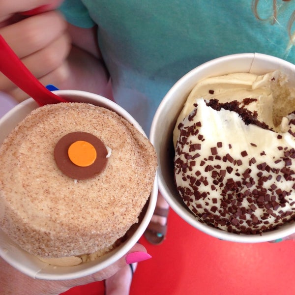 7/20/2014 tarihinde pinkgerbersziyaretçi tarafından Sprinkles Dallas Ice Cream'de çekilen fotoğraf