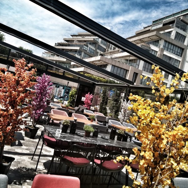 รูปภาพถ่ายที่ Senso Cafe &amp; Restaurant โดย Azrail Ş. เมื่อ 6/13/2018
