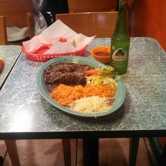 Das Foto wurde bei La Oaxaqueña Bakery &amp; Restaurant von Ed M. am 1/6/2013 aufgenommen