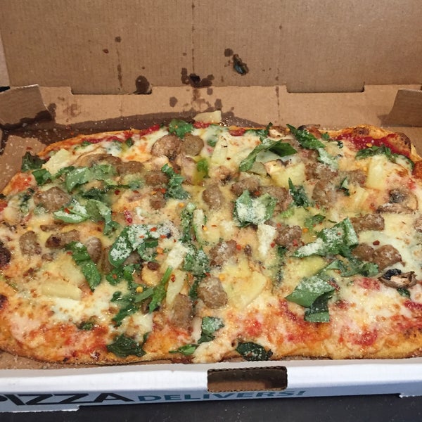 6/9/2015에 👢Kitaboots👢님이 DC Pizza에서 찍은 사진