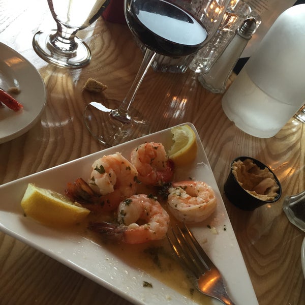 Foto tomada en Midi Restaurant and Wine Bar  por Lea Y. el 5/30/2015