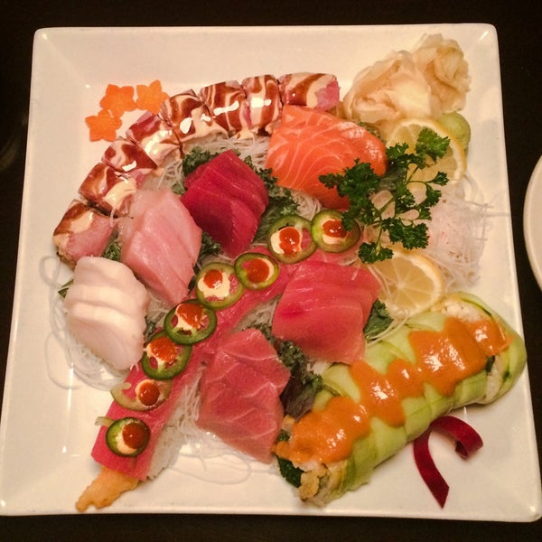 Das Foto wurde bei Mura Japanese Restaurant von Heather L. am 4/30/2015 aufgenommen