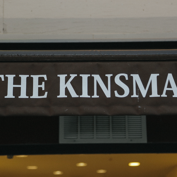 3/30/2015 tarihinde The Kinsman Barber Shopziyaretçi tarafından The Kinsman Barber Shop'de çekilen fotoğraf