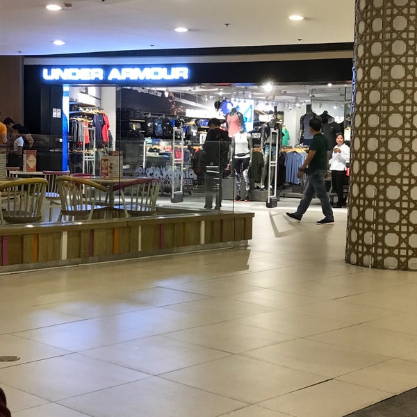 H&m top trinoma floor