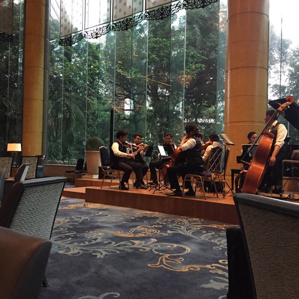 3/3/2017 tarihinde Akihito A.ziyaretçi tarafından Lobby Lounge at Makati Shangri-La'de çekilen fotoğraf