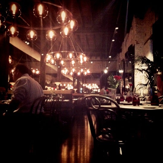 Foto tomada en Ananas Bar &amp; Brasserie  por Bec Bruce Lee Y. el 10/23/2012