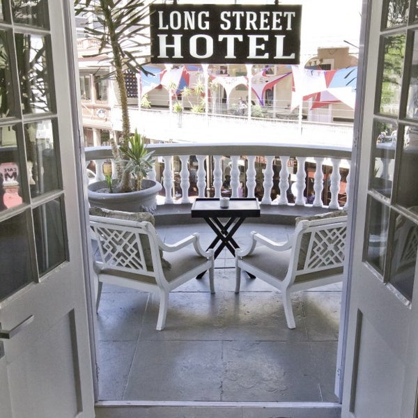 Foto scattata a Long Street Café da Long Street Boutique Hotel il 3/31/2015