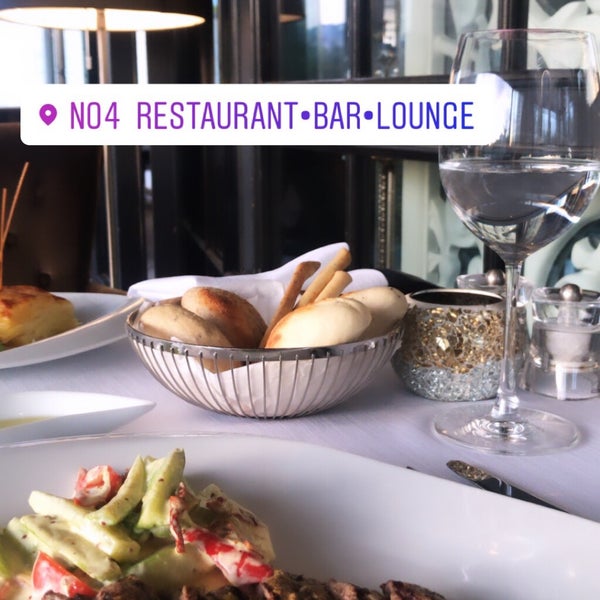 Das Foto wurde bei No4 Restaurant • Bar • Lounge von !rmak am 8/22/2019 aufgenommen