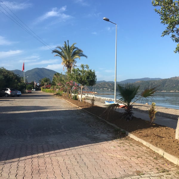 รูปภาพถ่ายที่ Şat Beach Club โดย Murat Ç. เมื่อ 6/4/2019