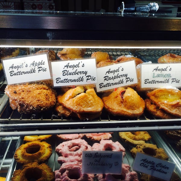 Photo prise au Angel&#39;s Donuts &amp; Ice Cream par Ami K. le4/23/2015