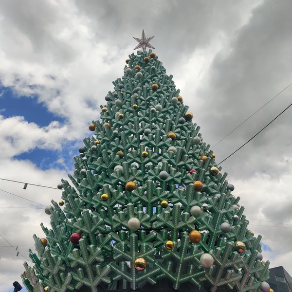 รูปภาพถ่ายที่ Federation Square โดย Paul G. เมื่อ 12/3/2023