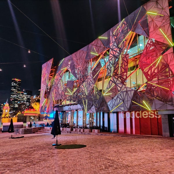 Foto tirada no(a) Federation Square por Paul G. em 7/7/2023