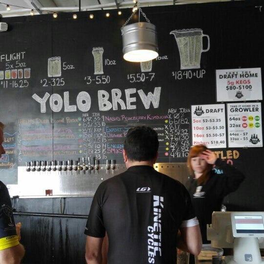 Foto scattata a Yolo Brewing Co. da David C. il 5/8/2016