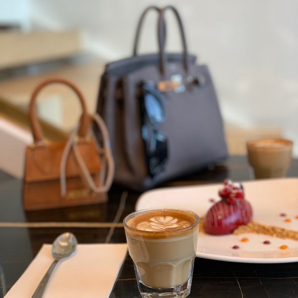 Foto diambil di Guylian Café oleh Lulu pada 3/9/2019