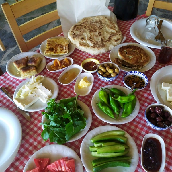 Das Foto wurde bei Havva Ana&#39;nın Kahvaltı Bahçesi von Eylül A. am 9/5/2021 aufgenommen