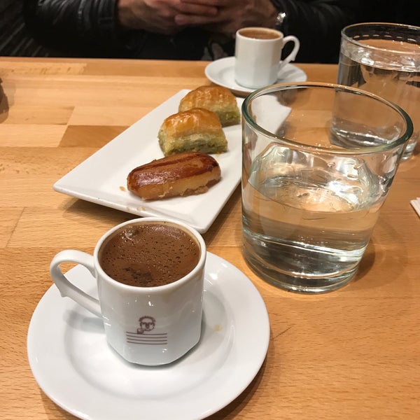 Das Foto wurde bei Güllüoğlu Baklava &amp; Cafe von Malik am 4/3/2017 aufgenommen