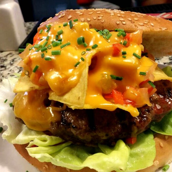 Armadillo burger, una de nuestras últimas creaciones con Black Angus / una de les nostres últimes creacions amb Black Angus, one of our new Black Angus burgers