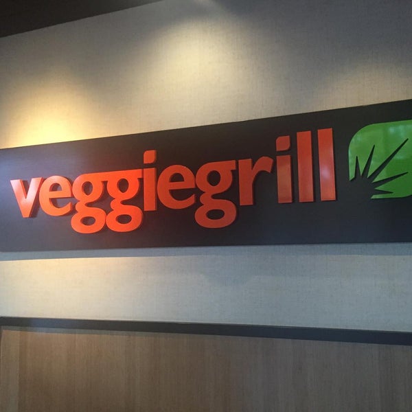 รูปภาพถ่ายที่ Veggie Grill โดย Lissa Coffey เมื่อ 3/26/2016