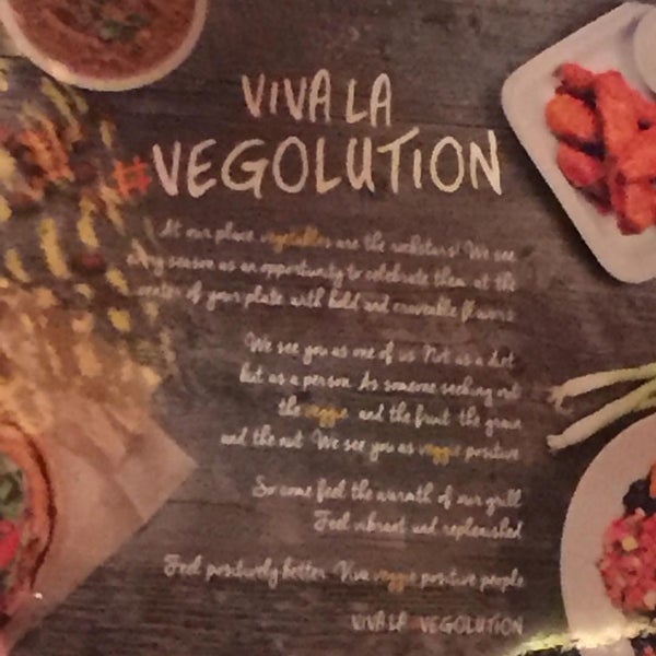 รูปภาพถ่ายที่ Veggie Grill โดย Lissa Coffey เมื่อ 12/20/2015