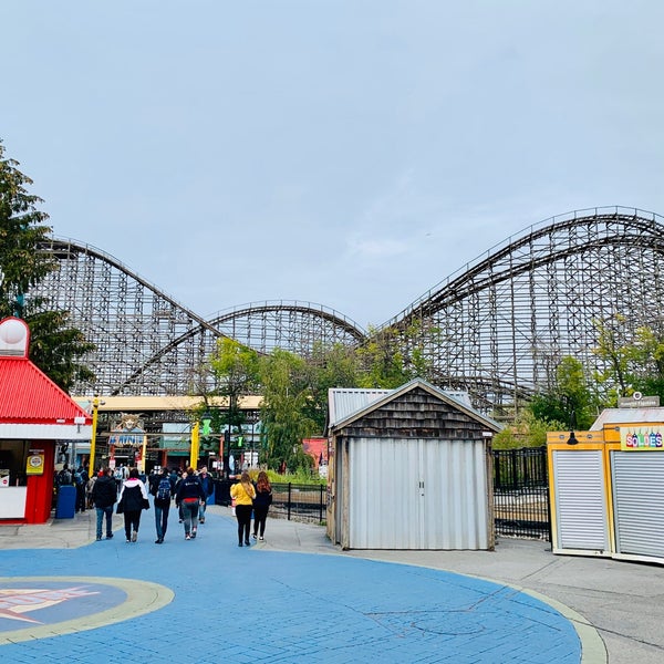 Photo taken at Six Flags La Ronde by Victor T. on 10/6/2019