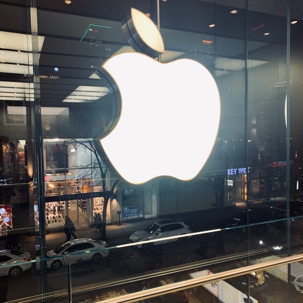 Photo taken at Apple Sainte-Catherine by Victor T. on 12/10/2019