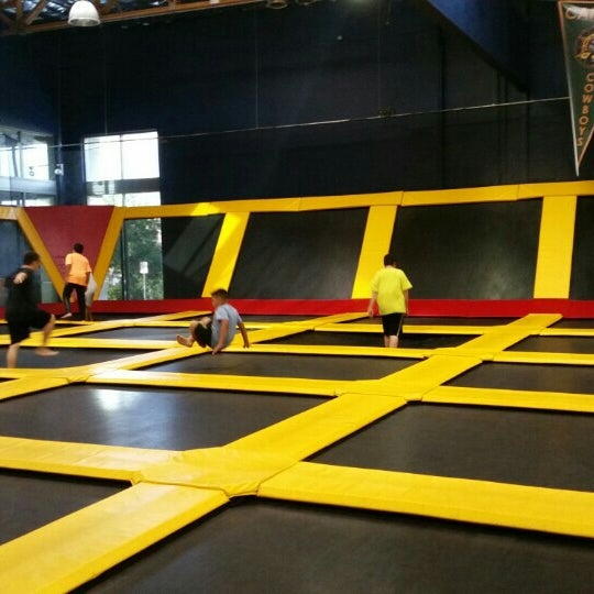 Photo taken at Sky High Sports Valencia by Chihye T. on 10/17/2015