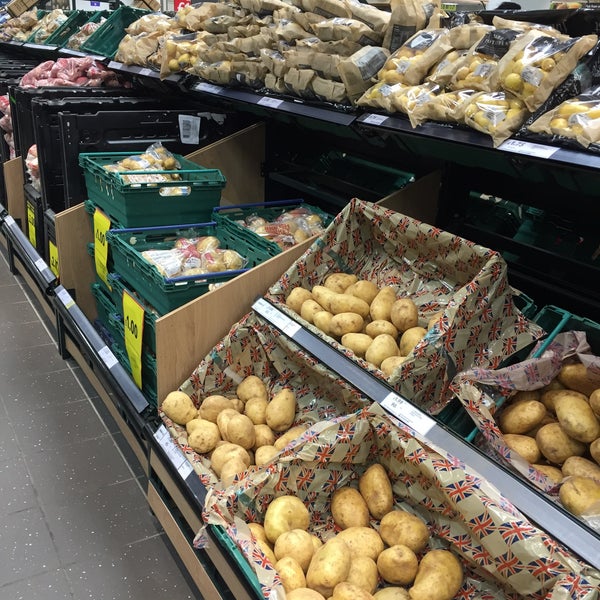 Tesco Extra Surrey Quay Londra, Greater London