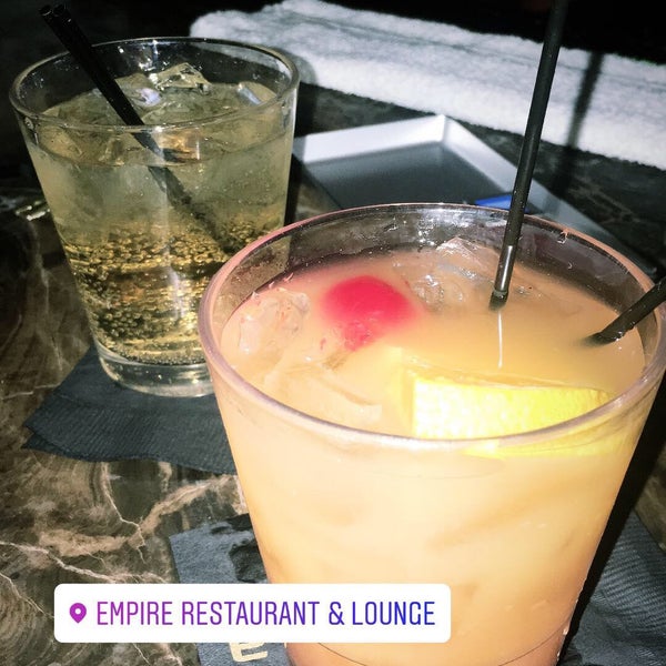 Foto tirada no(a) Empire Restaurant &amp; Lounge por Saina M. em 11/10/2018