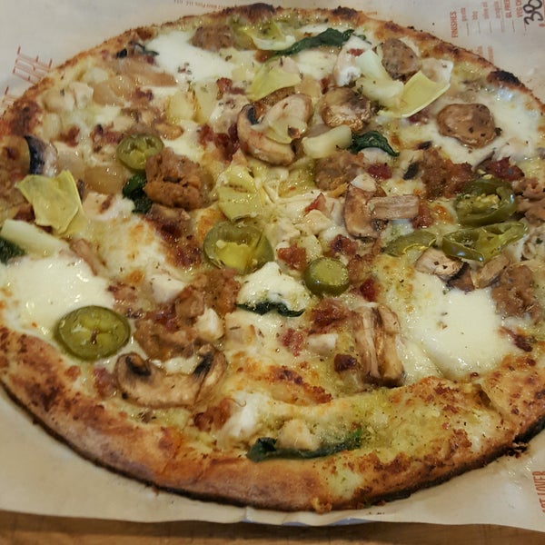 Blaze Pizza Pizza Place in Visalia