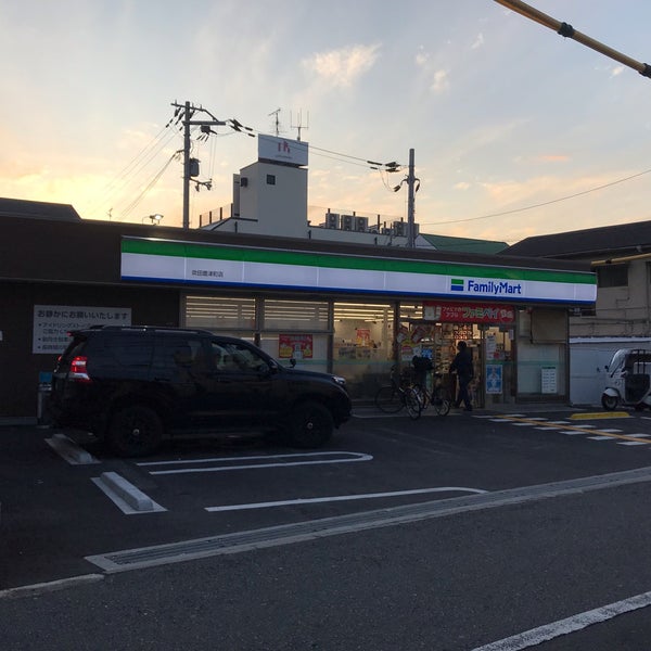 ファミリーマート 吹田豊津町店 Convenience Store