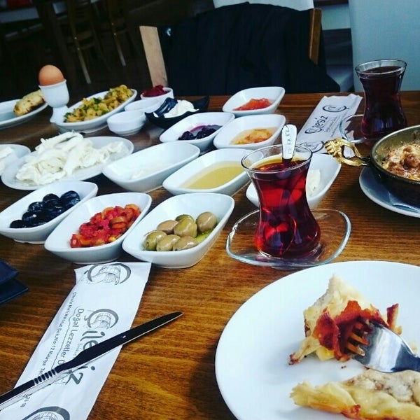Снимок сделан в Çilesiz Kahvalti Salonu пользователем Eray Ş. 3/27/2016