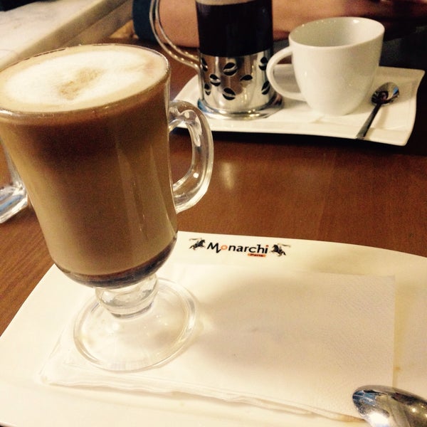 Снимок сделан в Monarchi | Cafe ve Restaurant пользователем Seda T. 10/4/2015