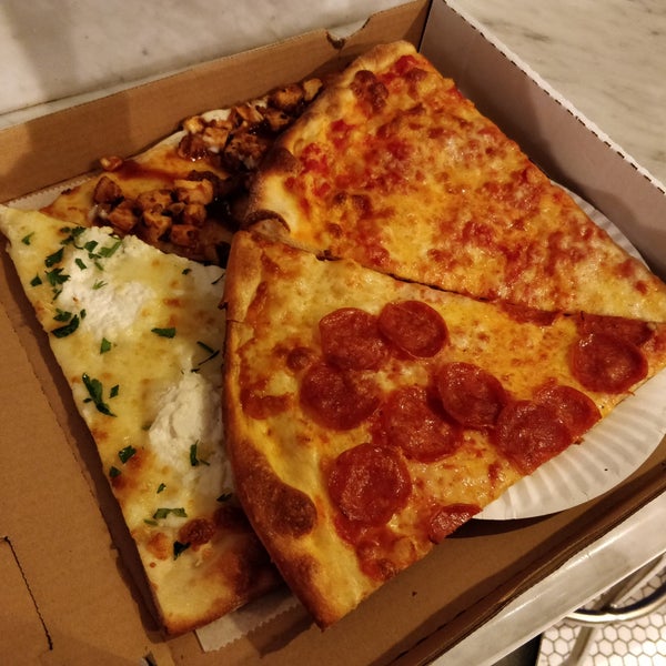 Foto diambil di Joe&#39;s Pizza - Hollywood Blvd oleh Egor . pada 5/4/2018