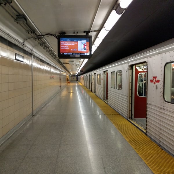 Greenwood Subway Station Toronto에서 지하철역일