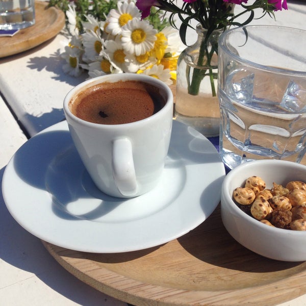 Das Foto wurde bei Denizaltı Cafe &amp; Restaurant von Nurhayat Ö. am 3/16/2019 aufgenommen