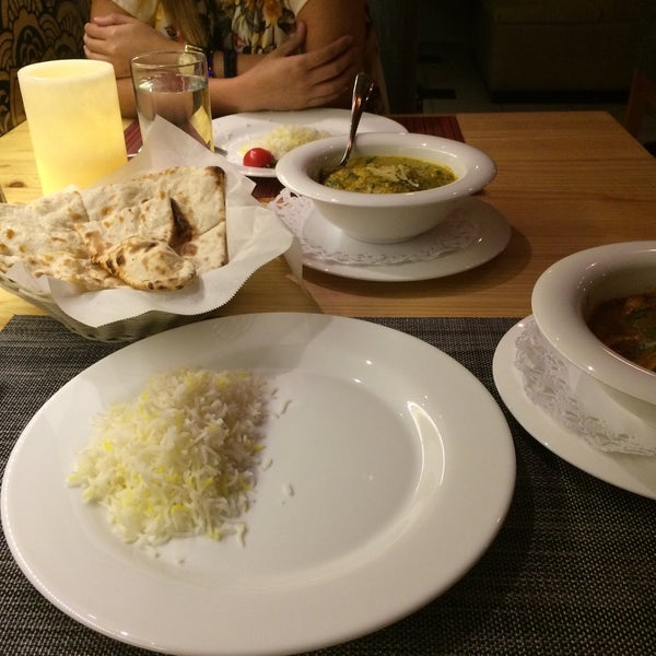 La comida es simplemente deliciosa, súper buen ambiente, y el staff es muy amable. El south indian garlic chili es riquísimo.