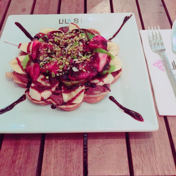 รูปภาพถ่ายที่ Lila&#39;s Cafe โดย Fatih Ş. เมื่อ 1/7/2016