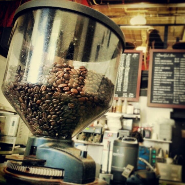 รูปภาพถ่ายที่ Groundwork Coffee โดย David M. เมื่อ 2/11/2013