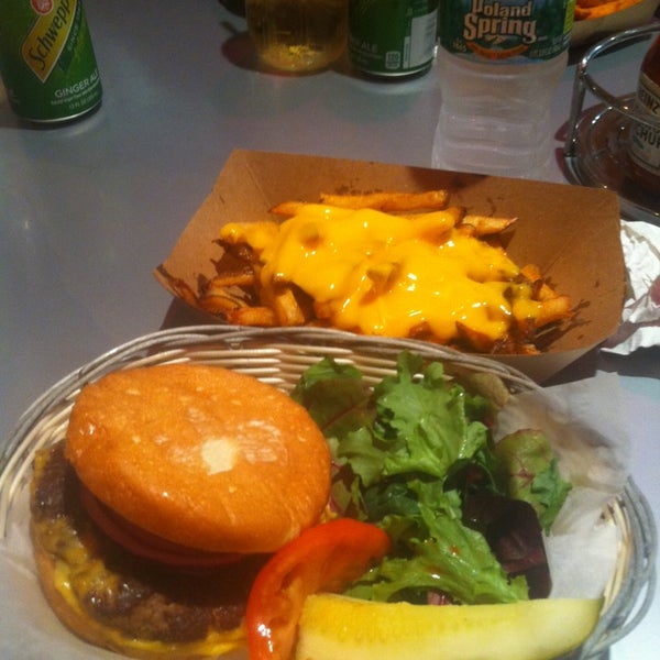 รูปภาพถ่ายที่ Burgers &amp; Cupcakes โดย Jessica S. เมื่อ 6/15/2013