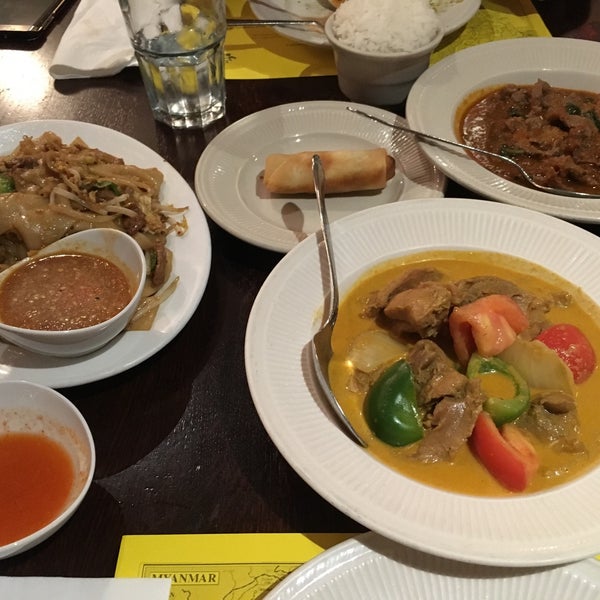 Foto scattata a Mandalay Restaurant &amp; Cafe da Emerald Y. il 12/6/2015