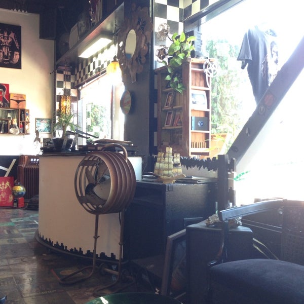 7/6/2014에 Noah W.님이 Nue Studio &amp; Cafe, Hollywood에서 찍은 사진