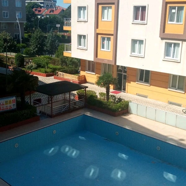 photos at flora park evleri havuzu pool in istanbul