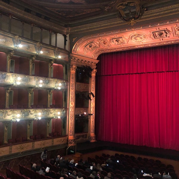 Foto diambil di Teatro Colón oleh Natalia Y. pada 10/24/2019