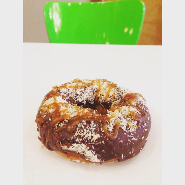 Das Foto wurde bei Holey Moley Coffee + Doughnuts von Amara am 8/24/2015 aufgenommen