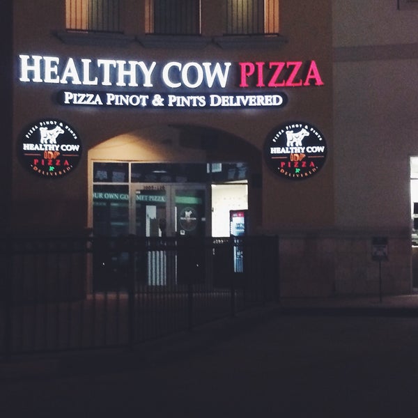 Foto diambil di Healthy Cow Pizza oleh Paola . pada 6/29/2015