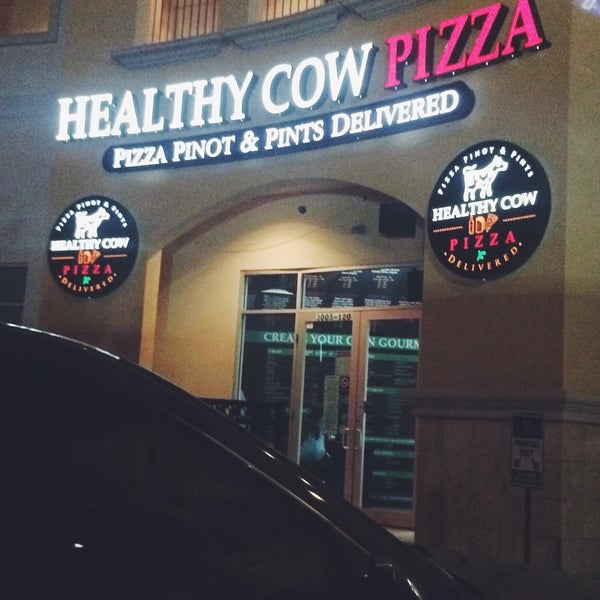 Foto tirada no(a) Healthy Cow Pizza por Paola . em 6/29/2015