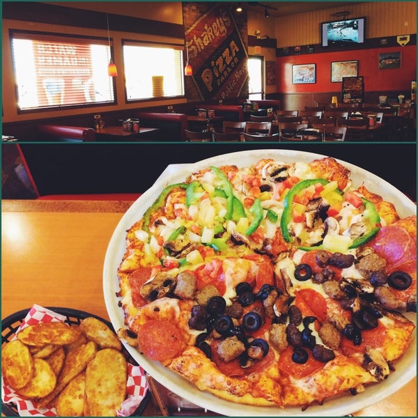 Foto diambil di Shakey&#39;s Pizza Parlor oleh Paola . pada 10/15/2014